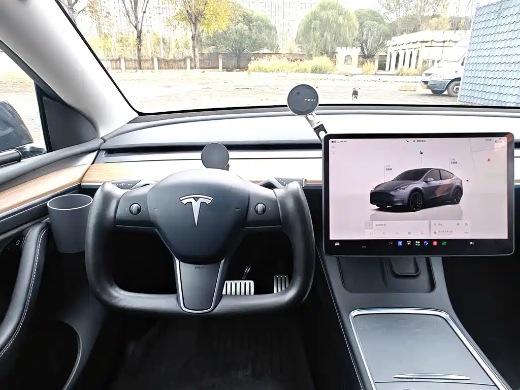 Tesla Model Y — миниатюра 7