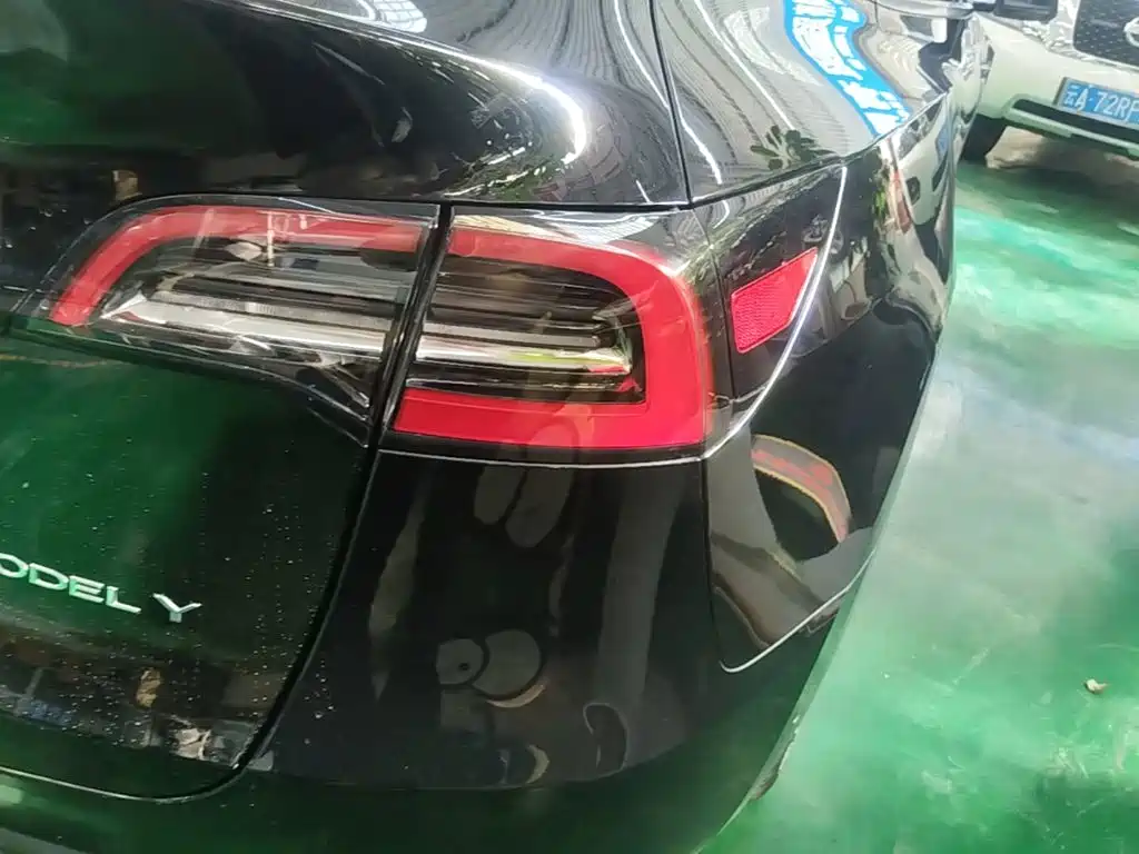 Tesla Model Y — миниатюра 8