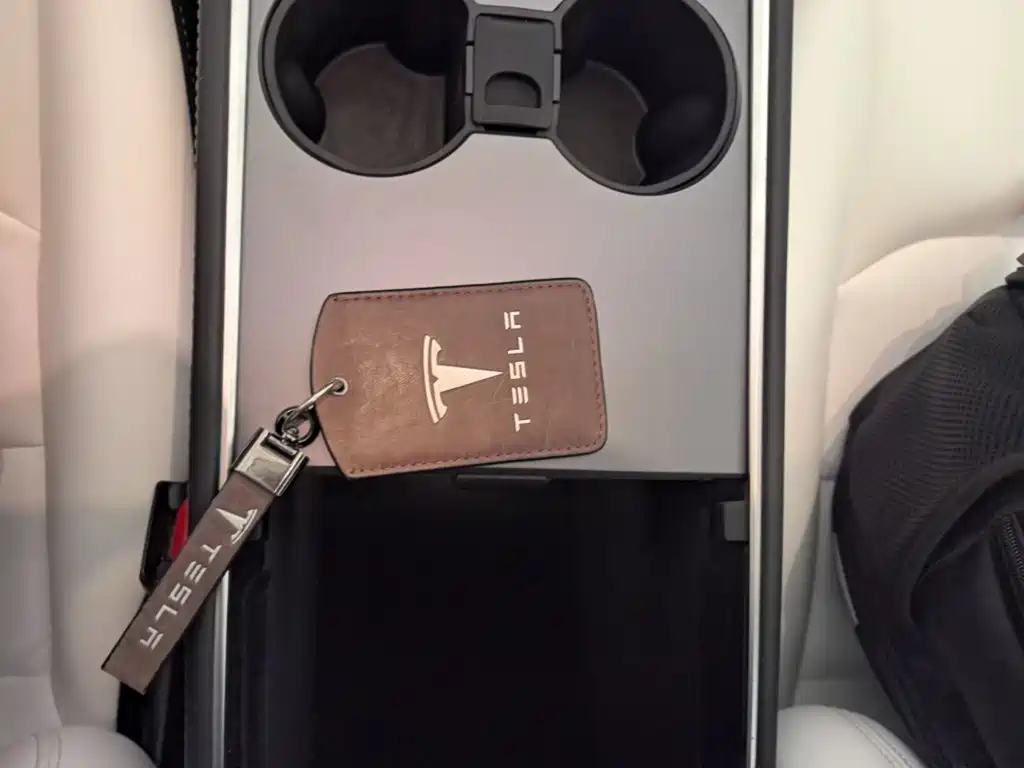 Tesla Model Y — миниатюра 9
