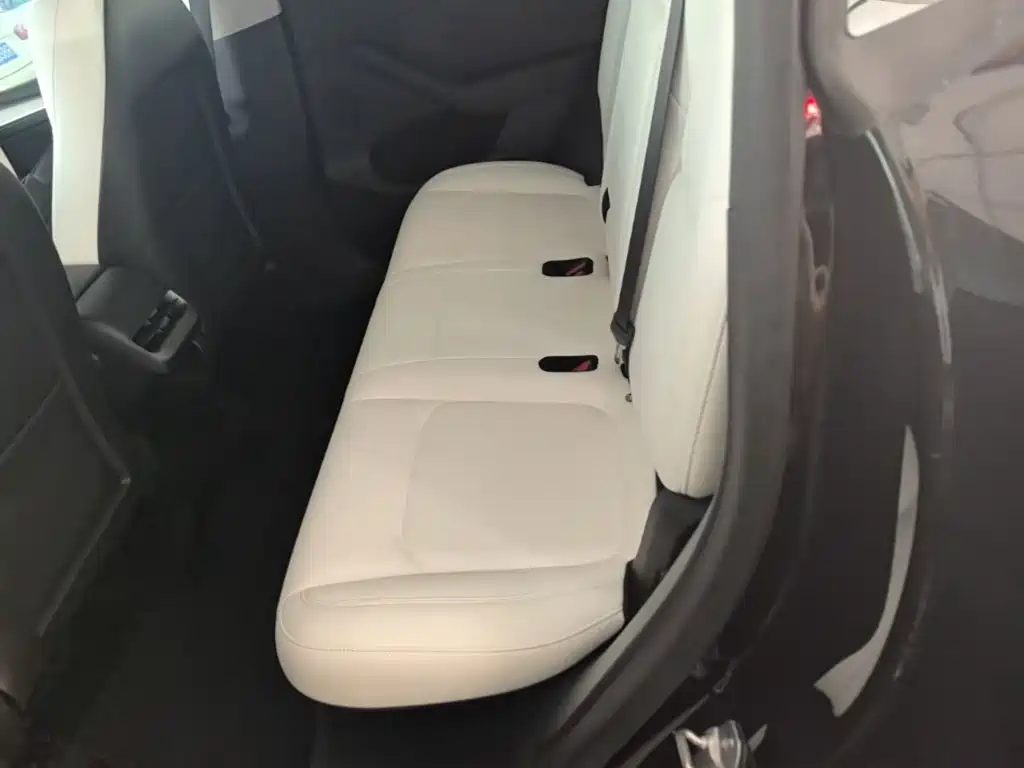 Tesla Model Y — миниатюра 17