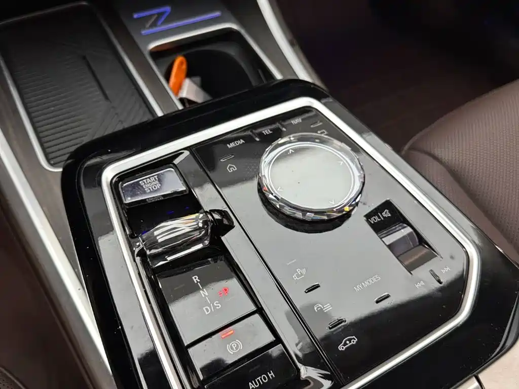 BMW 7 Series — миниатюра 17