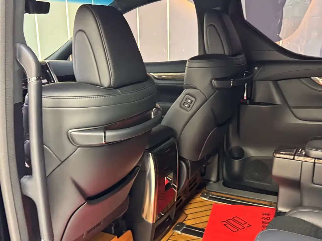 Toyota Alphard — миниатюра 18