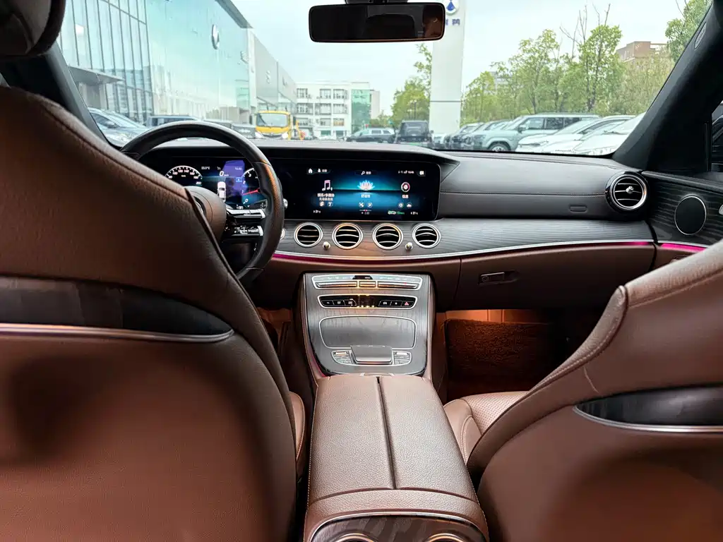 Mercedes-Benz E-Class — миниатюра 10