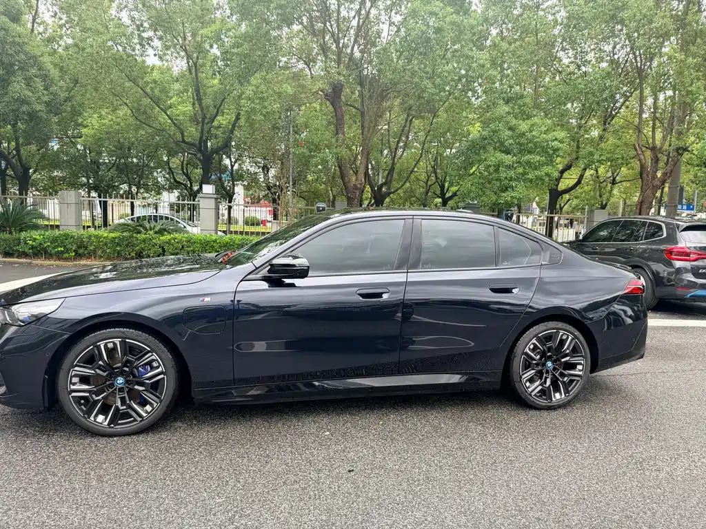 BMW 宝马i5(进口) — миниатюра 3