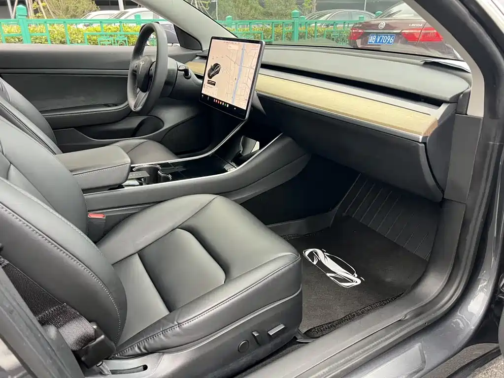 Tesla Model 3 — миниатюра 13