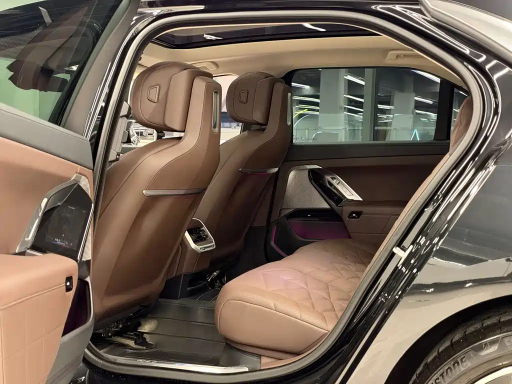 BMW 7 Series — миниатюра 7