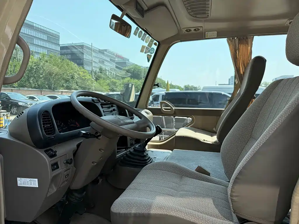 Toyota Coaster — миниатюра 7