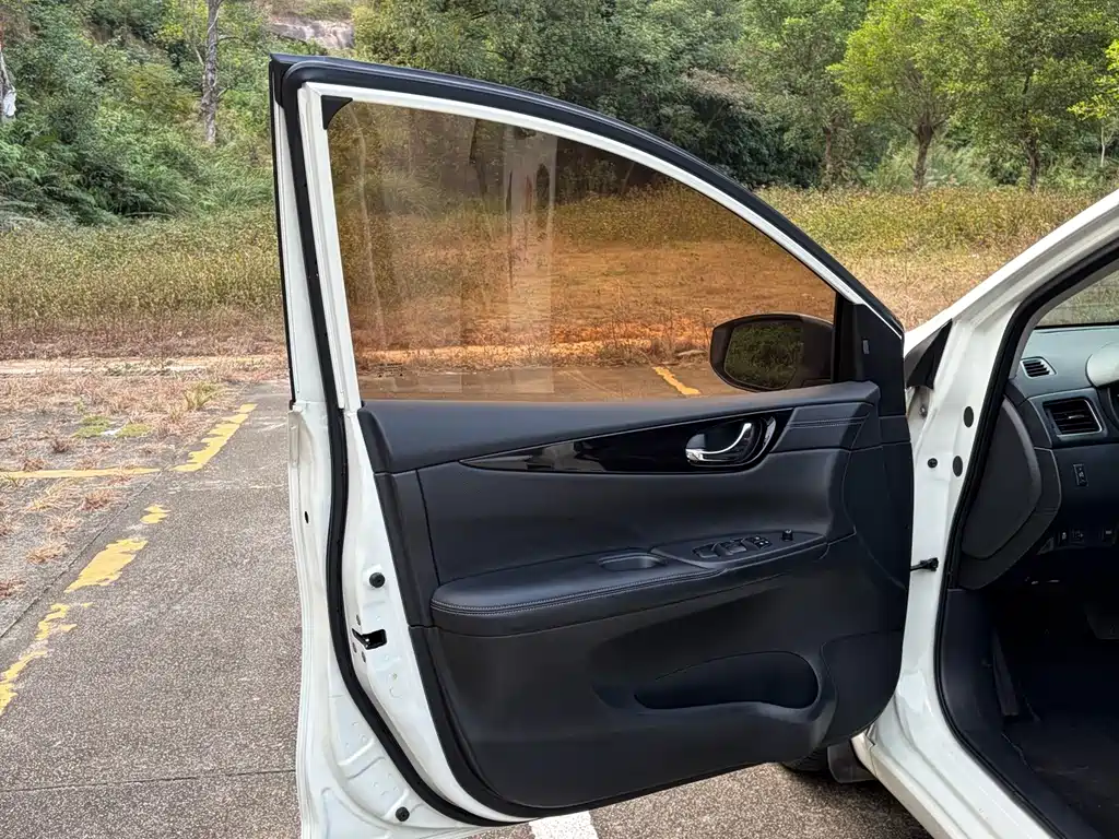 Nissan Tiida — миниатюра 14