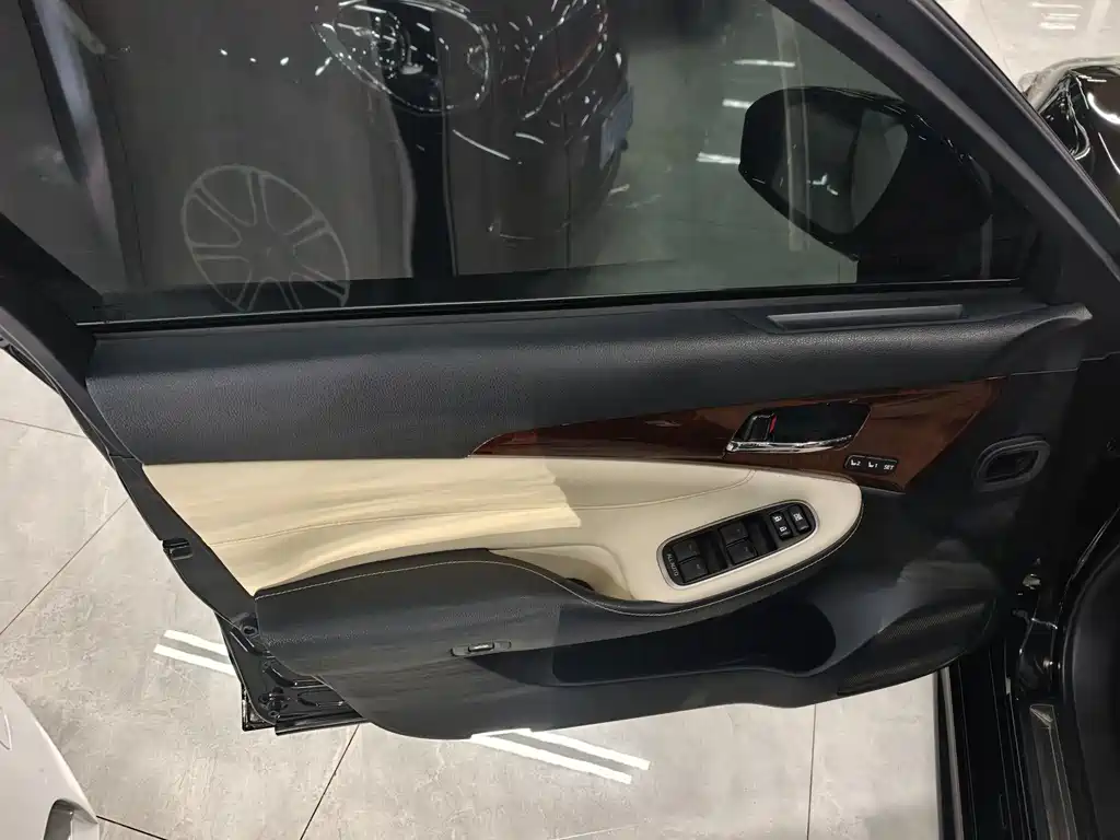 Toyota Crown — миниатюра 3