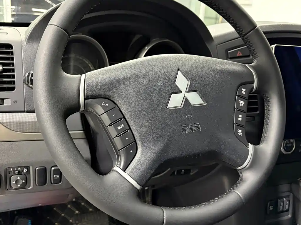 Mitsubishi Pajero (Import) — миниатюра 9