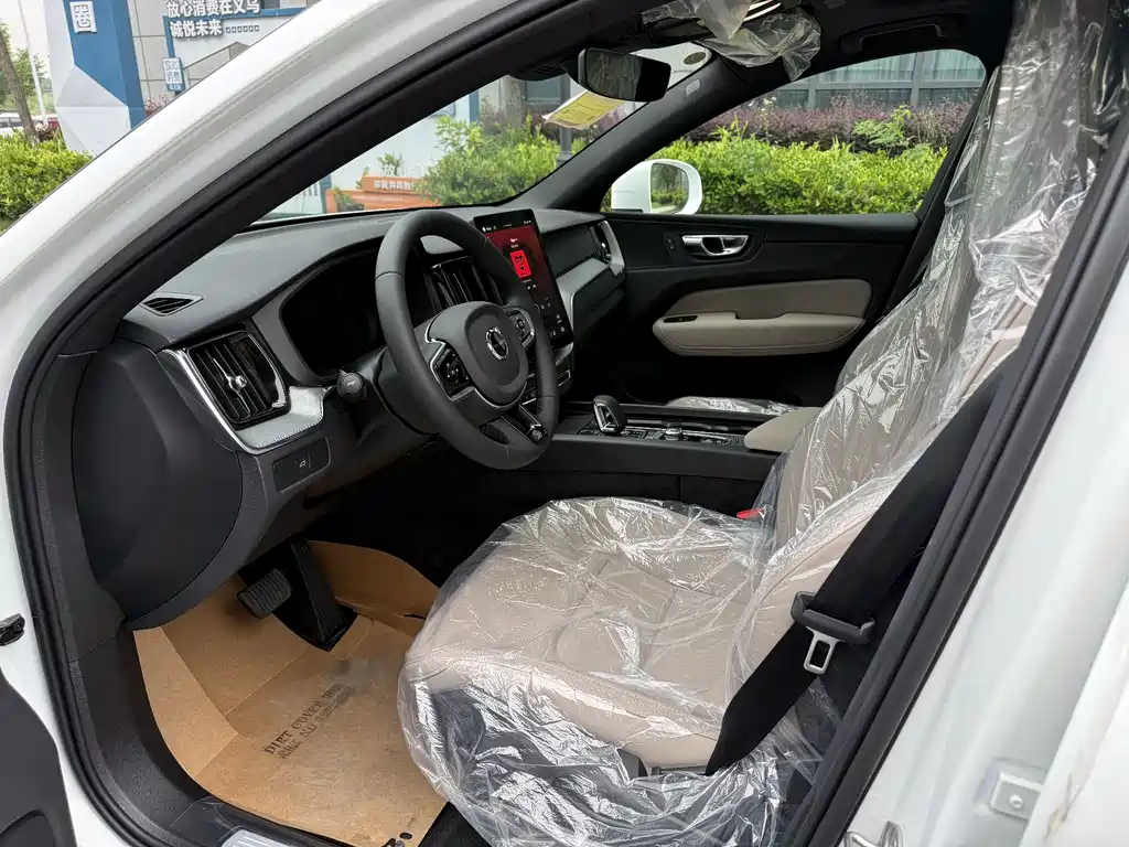 Volvo XC60 2026 B5 Luxury