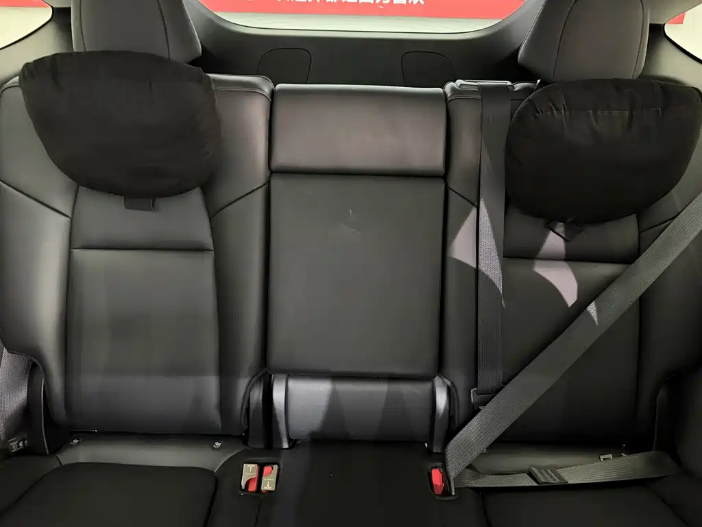 Tesla Model Y — миниатюра 9