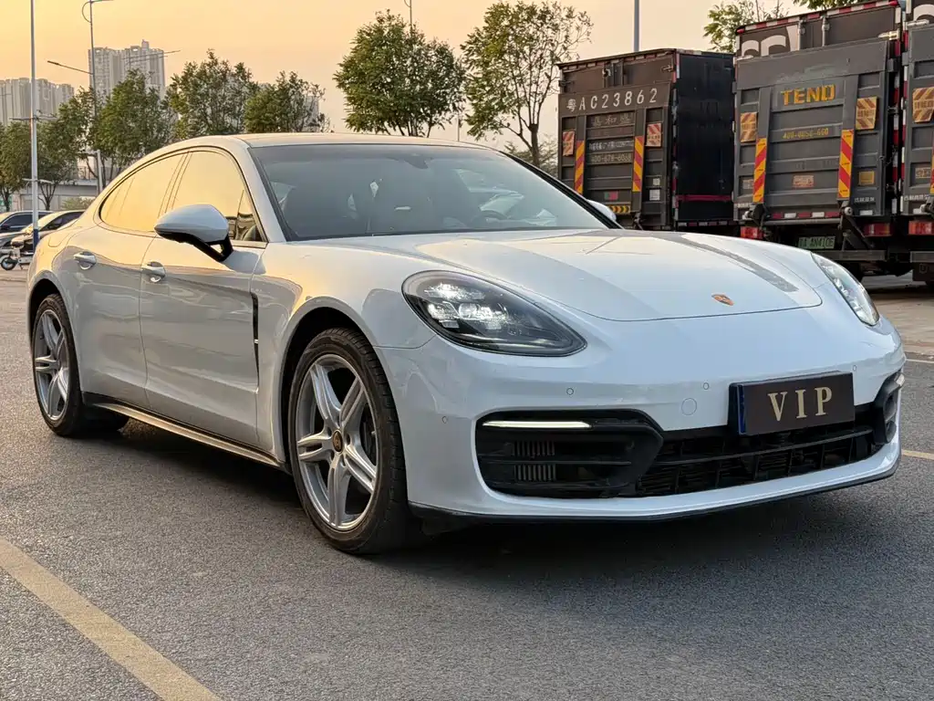 PORSCHE PANAMERA