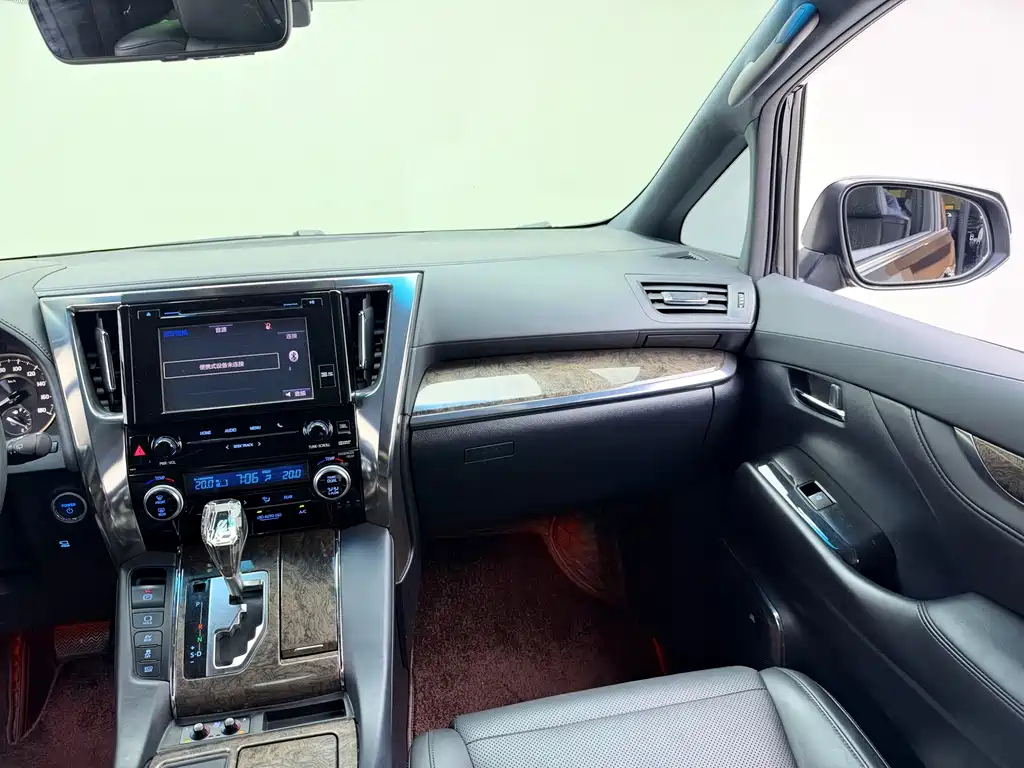Toyota Alphard — миниатюра 11