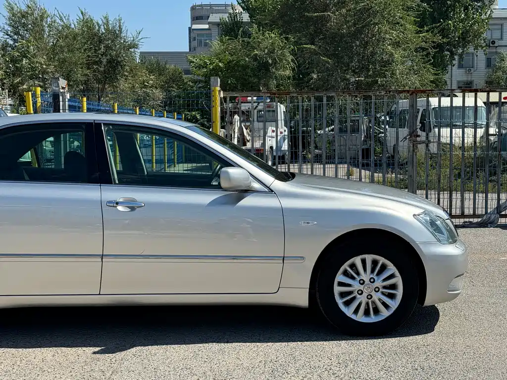 Toyota Crown — миниатюра 8