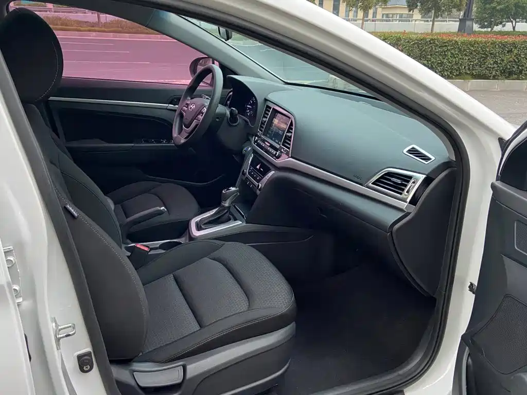 Hyundai Elantra — миниатюра 6