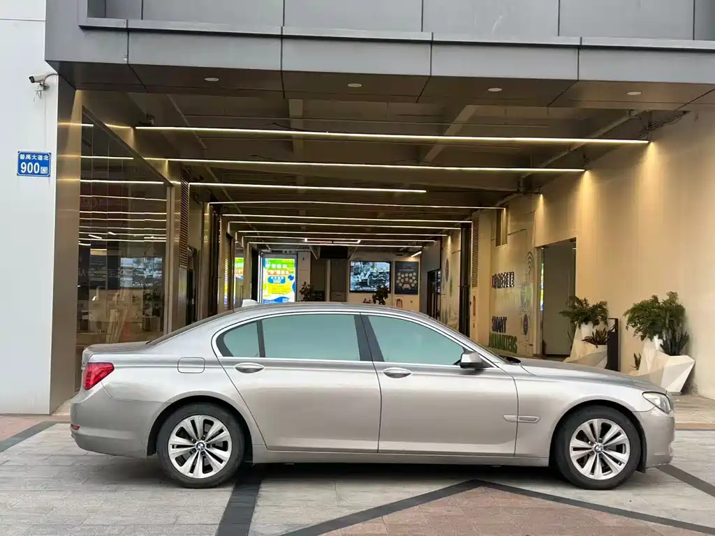 BMW 7 Series — миниатюра 5