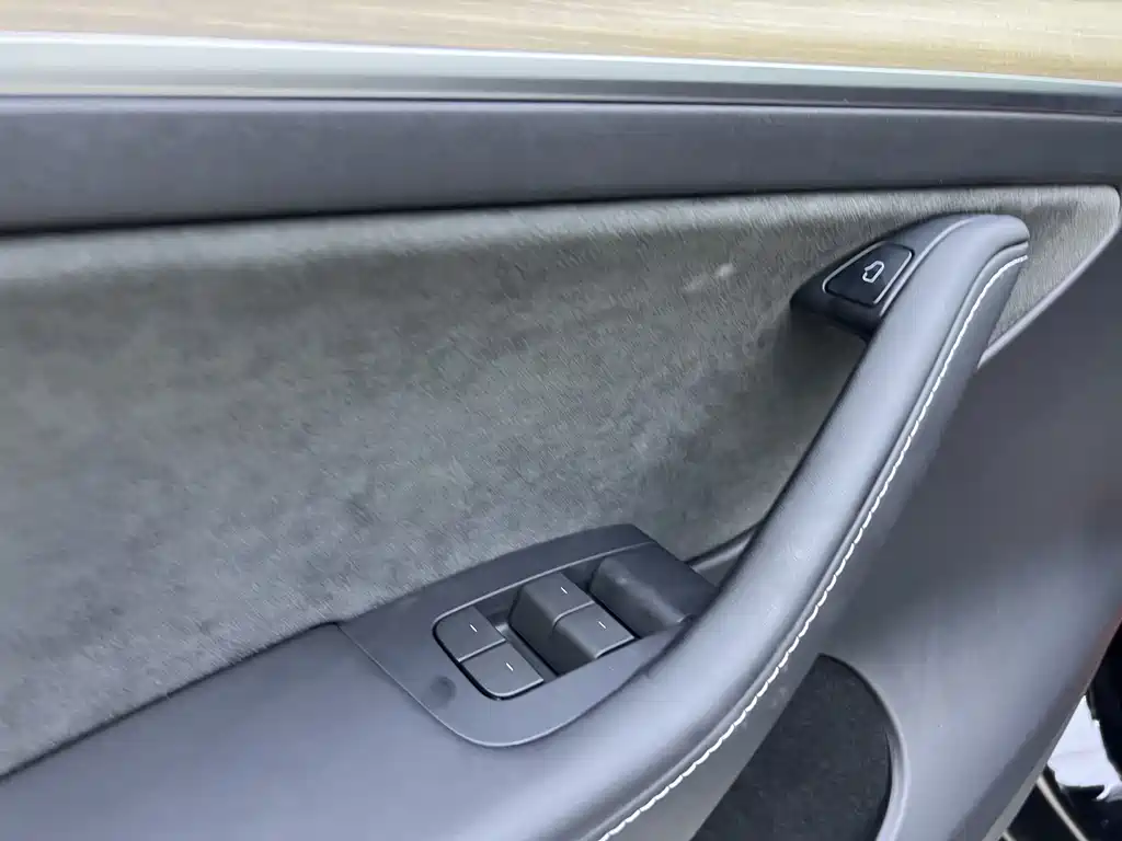 Tesla Model Y — миниатюра 12
