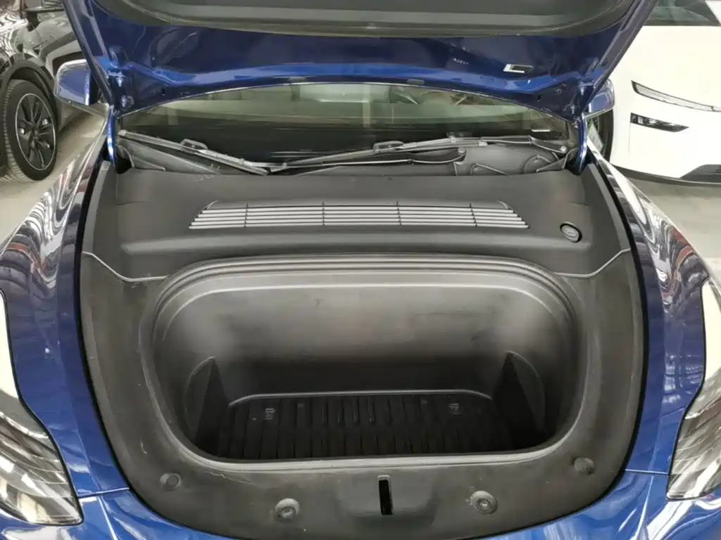 Tesla Model Y — миниатюра 20