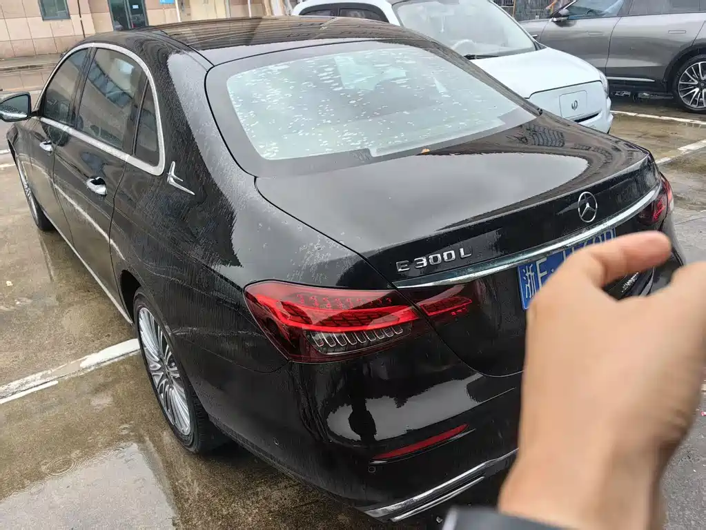 Mercedes-Benz E-Class — миниатюра 8
