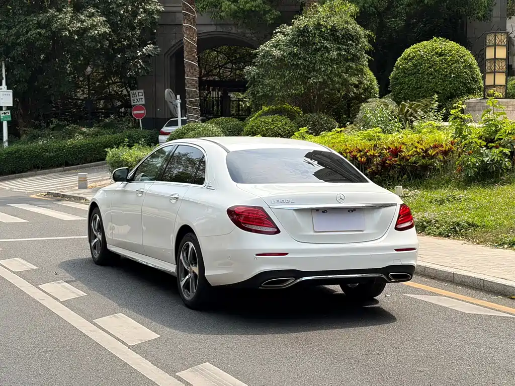 Mercedes-Benz E-Class — миниатюра 14