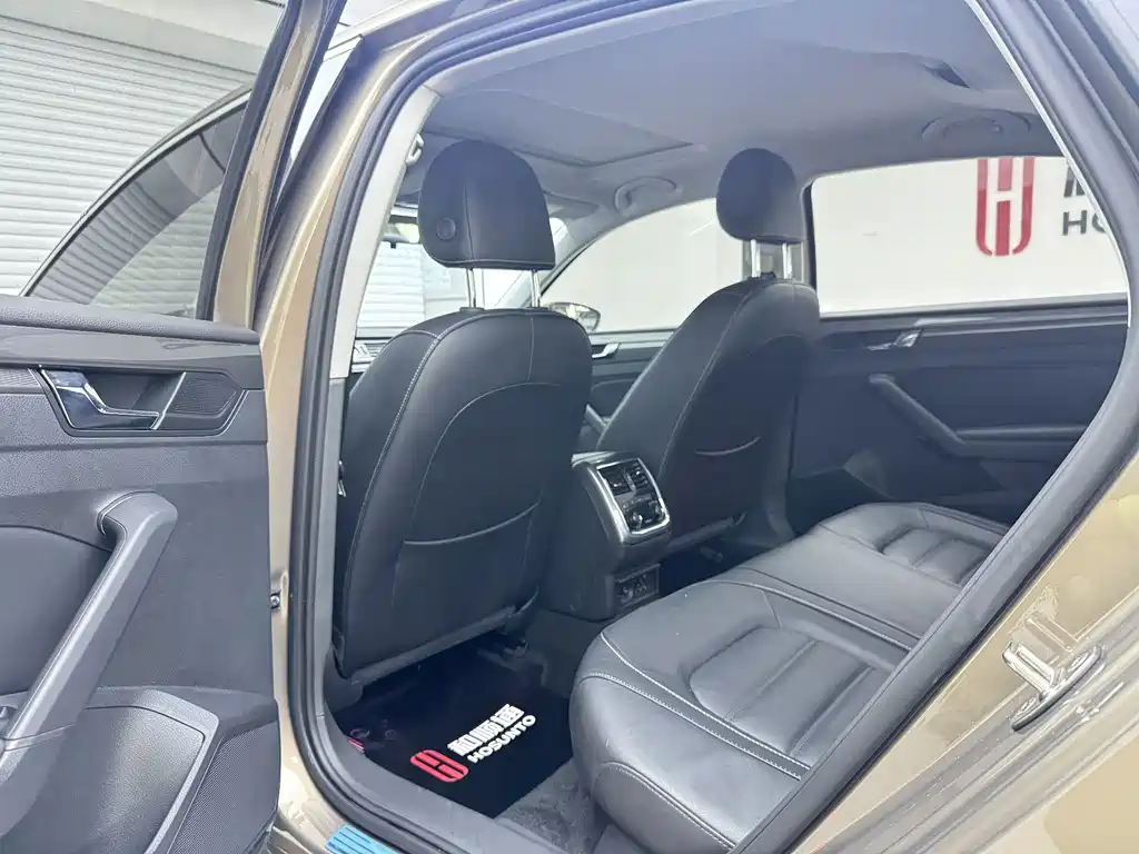 Volkswagen Passat 330TSI DSG Honorable Edition, фото 6