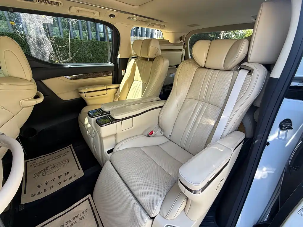 Toyota Alphard — миниатюра 8