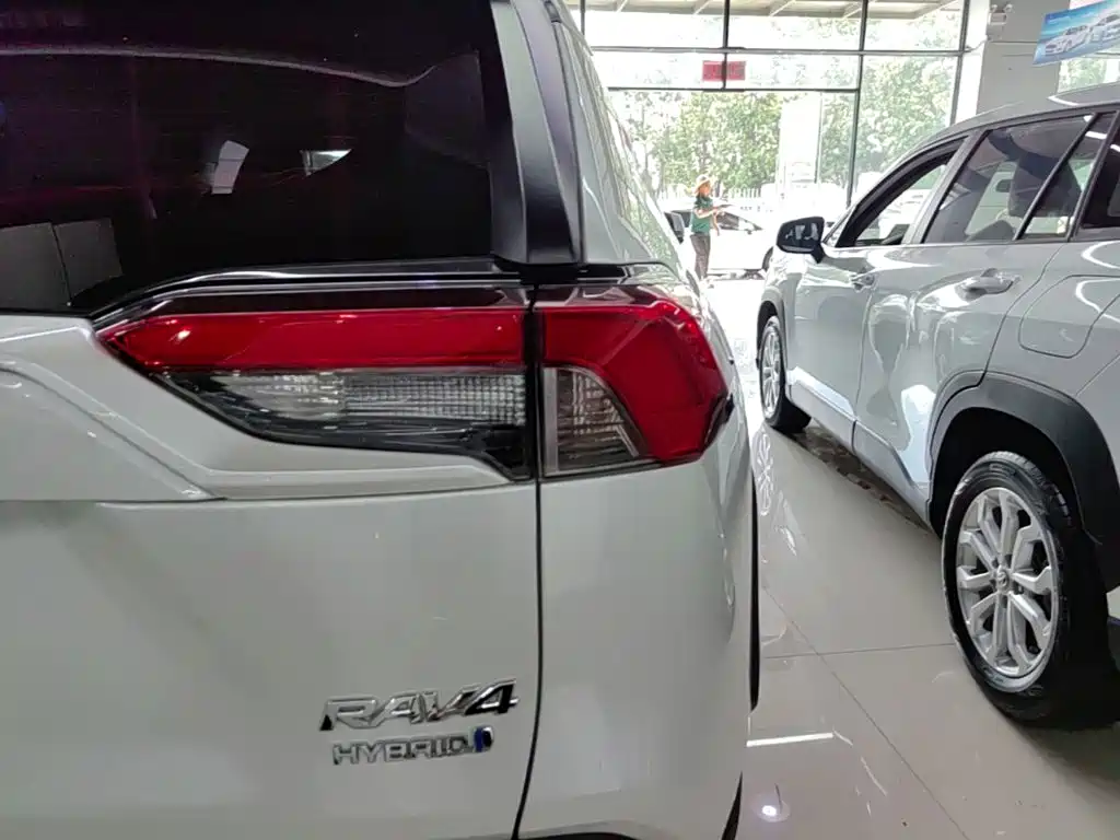 Toyota RAV4 — миниатюра 8