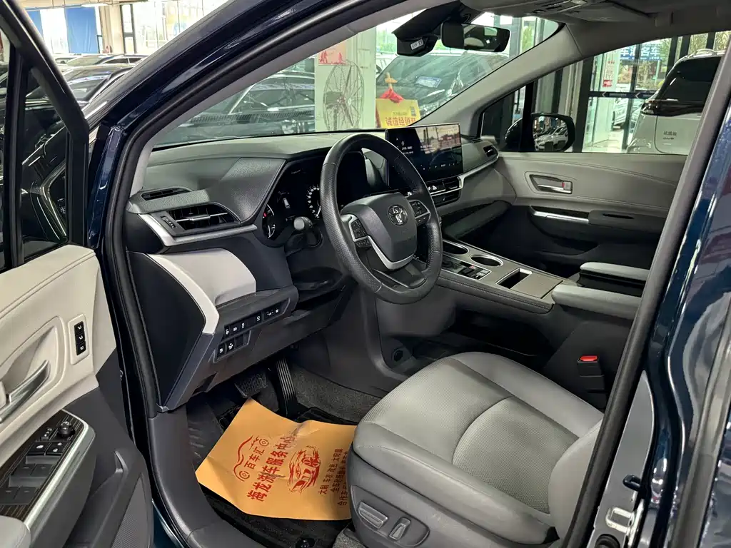 Toyota Granvia — миниатюра 8