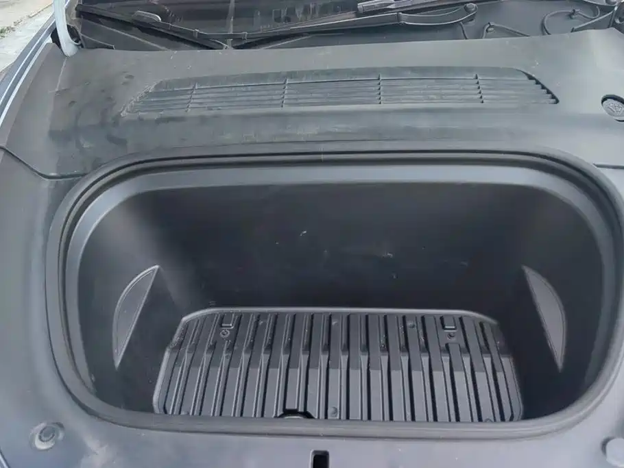 Tesla Model Y — миниатюра 10