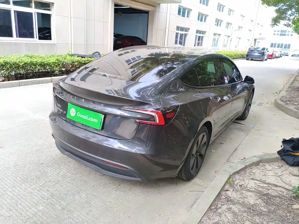 Tesla Model 3 — миниатюра 7