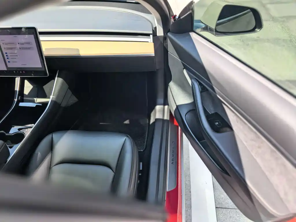 Tesla Model 3 — миниатюра 13