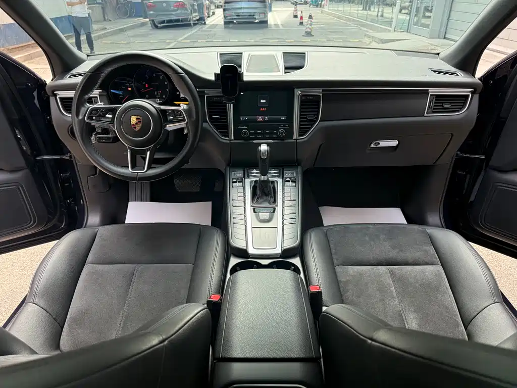Porsche Macan — миниатюра 10
