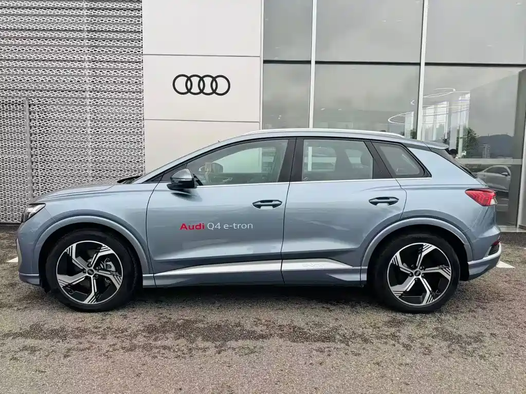 AUDI Q4 E TRON
