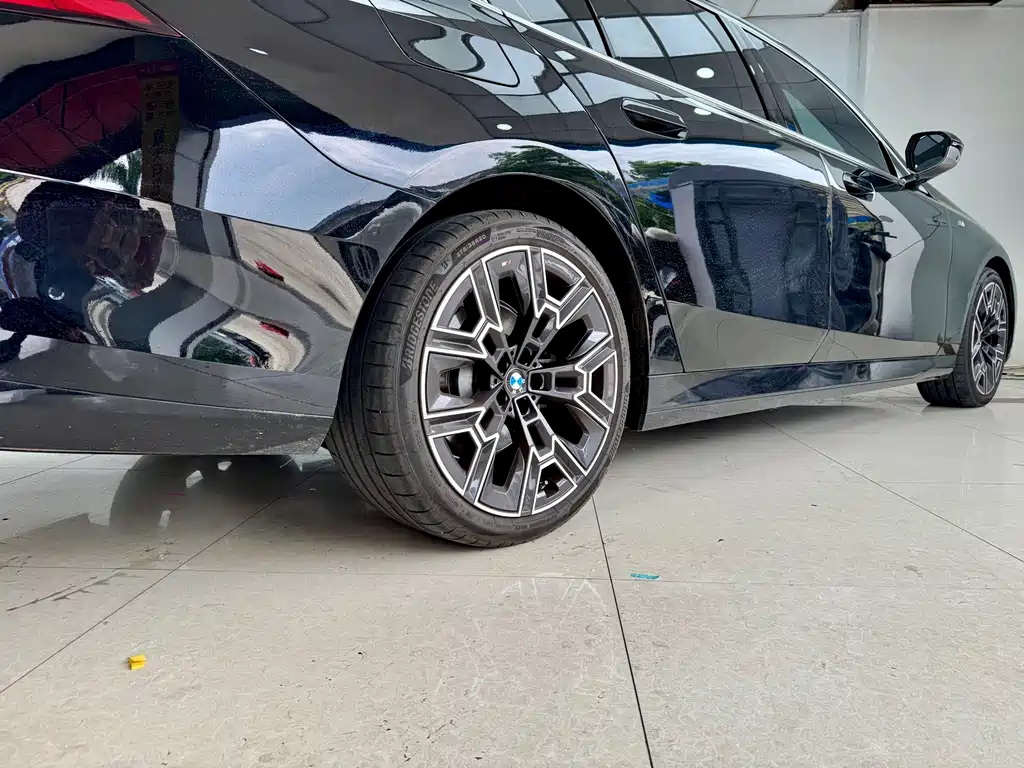 BMW 5 Series — миниатюра 23