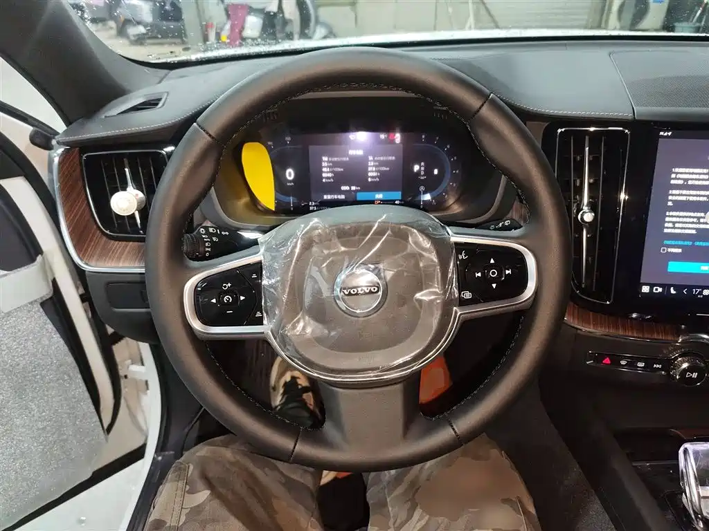 Volvo XC60 2025 B5 Luxury