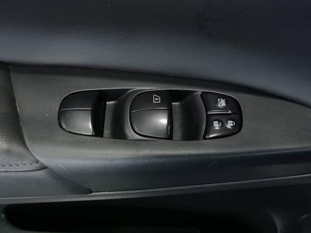 Nissan Sylphy 1.6 л 2024 г. Серебристо-серый, пробег 31200 км