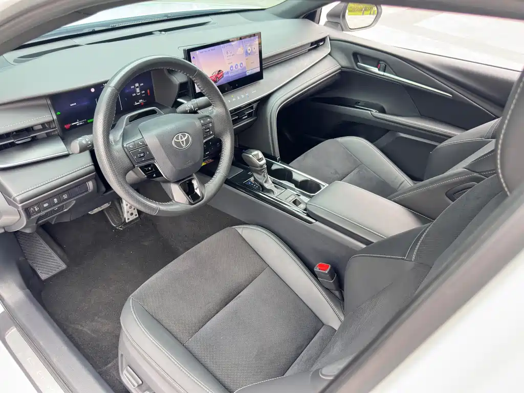 Toyota Camry — миниатюра 12