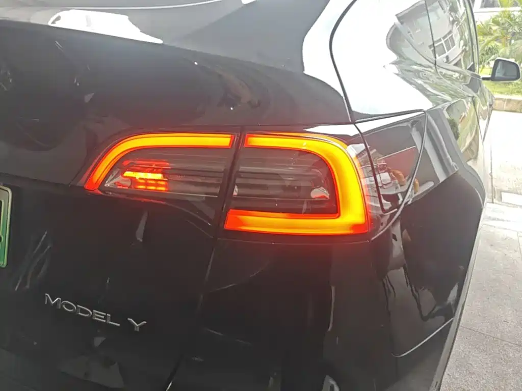 Tesla Model Y — миниатюра 8