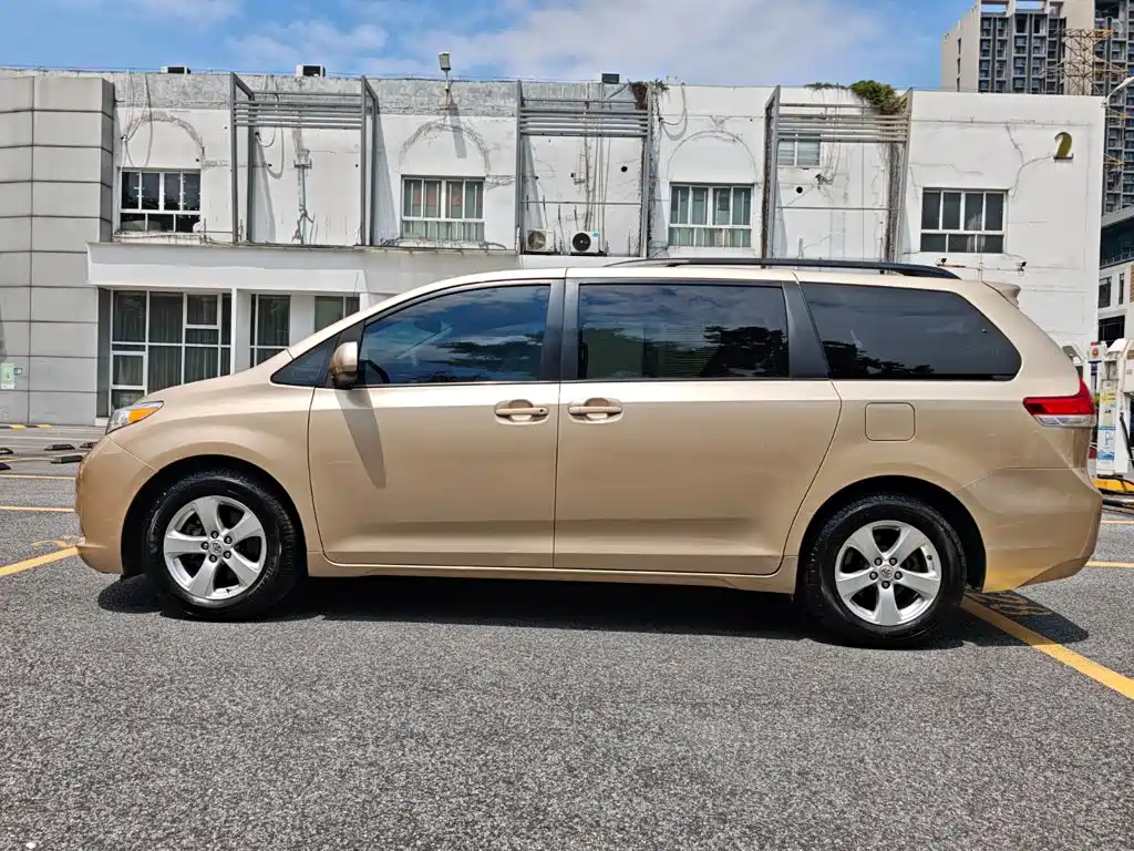 Toyota Sienna — миниатюра 8
