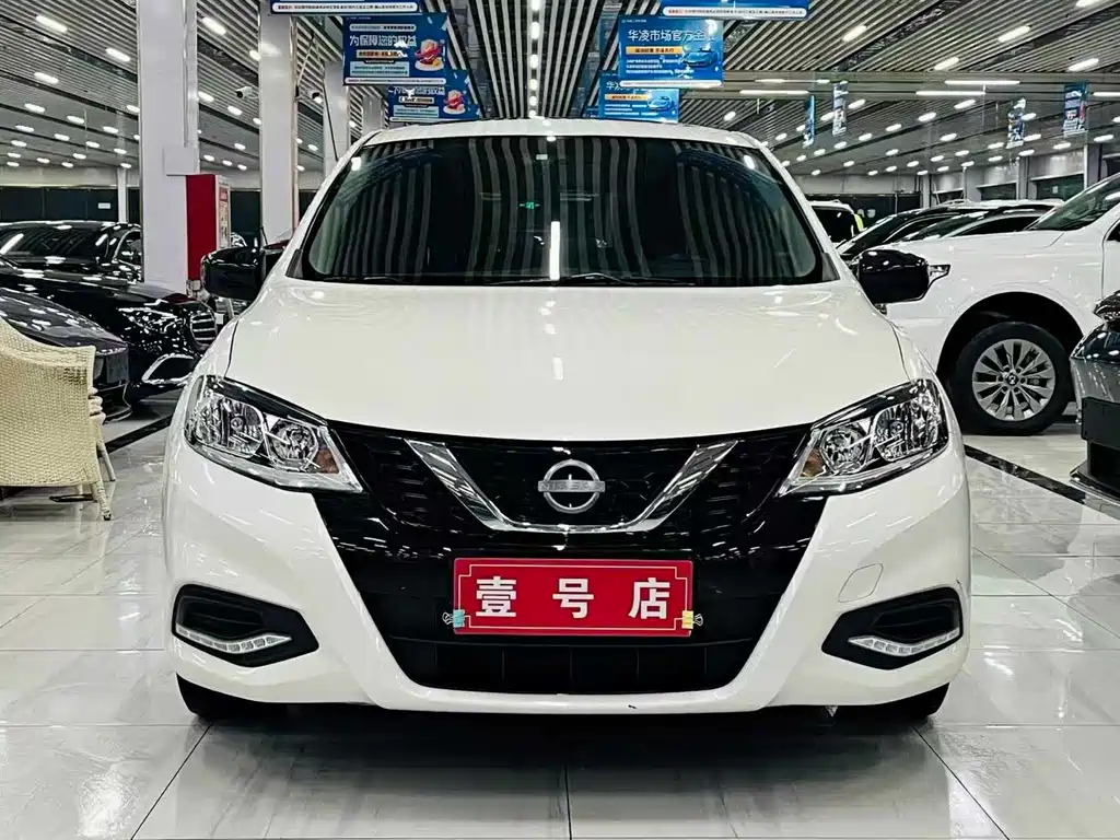 NISSAN TIIDA
