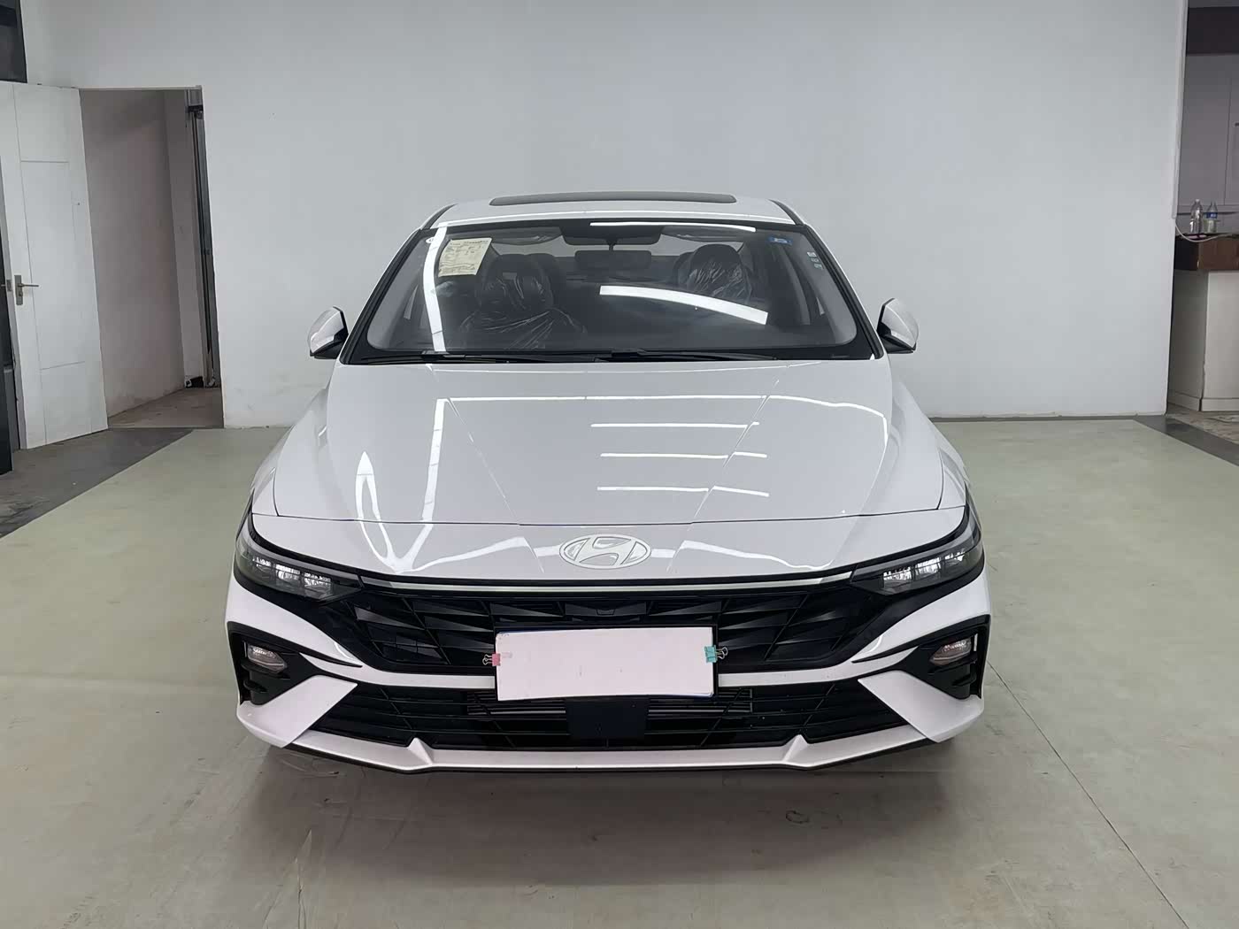 Hyundai Elantra 1.5 л 2025 г. Белый, пробег 700 км