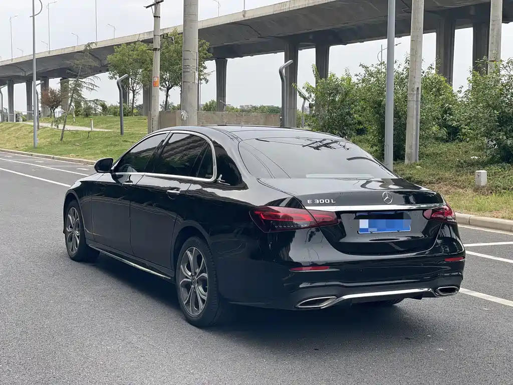 Mercedes-Benz E-Class — миниатюра 8