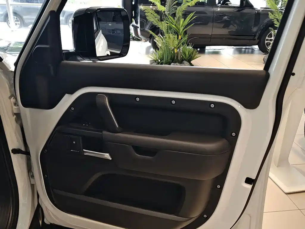 Land Rover Defender — миниатюра 8