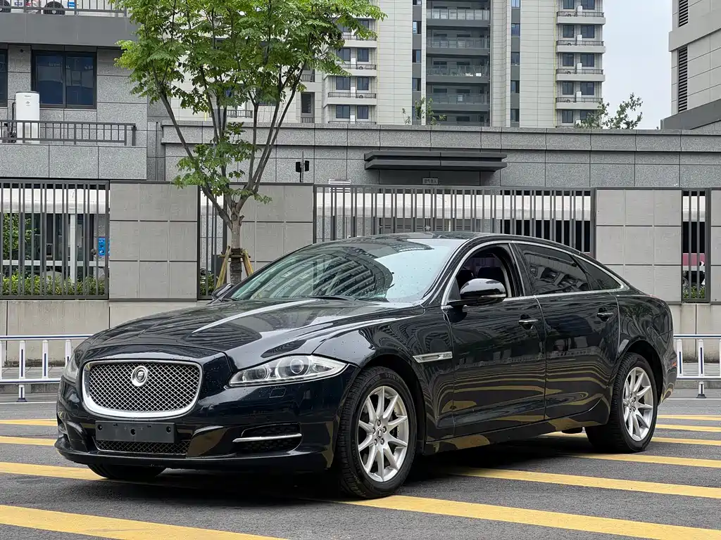Jaguar XJ