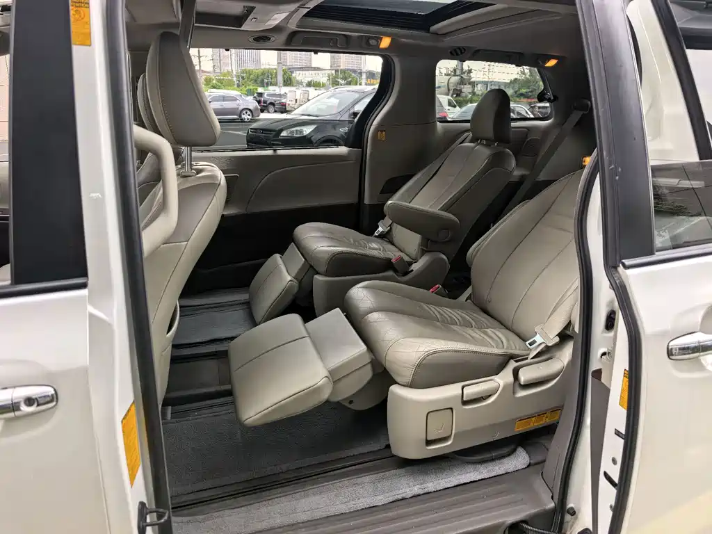Toyota Sienna — миниатюра 16