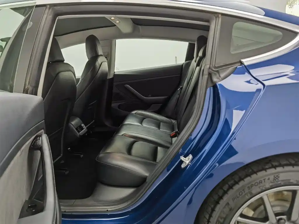 Tesla Model 3 — миниатюра 15