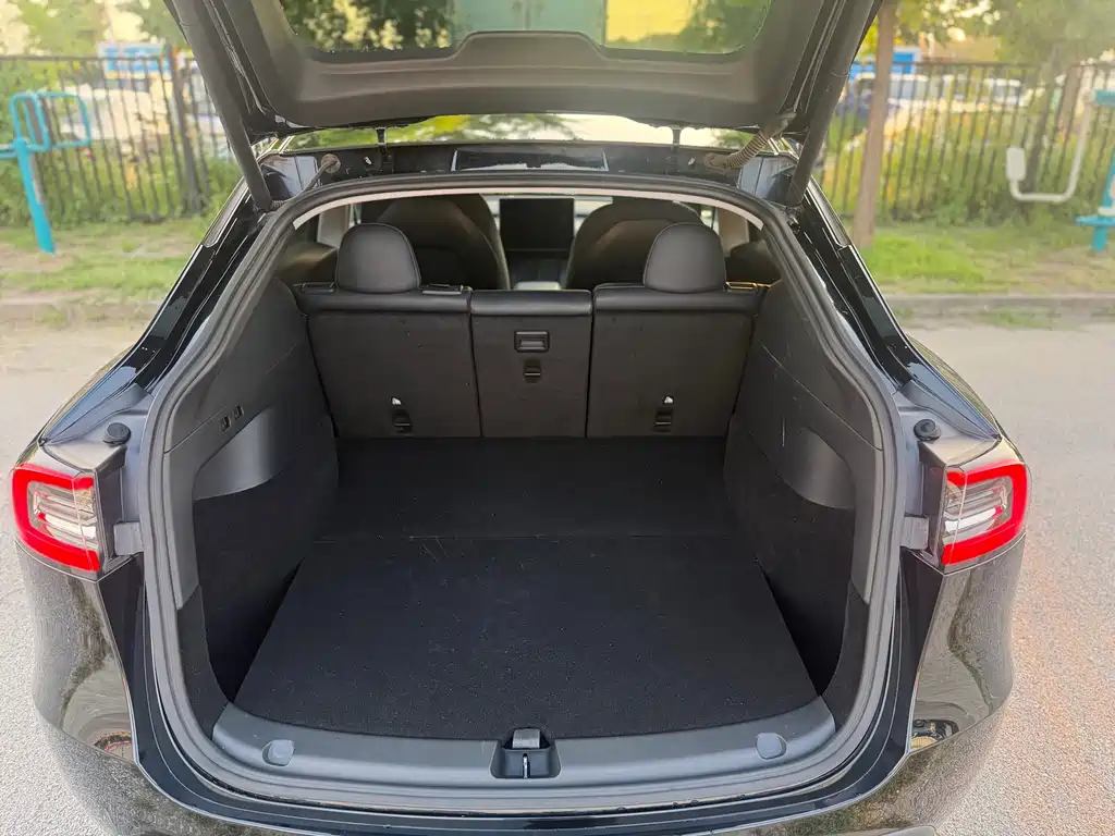 Tesla Model Y — миниатюра 13