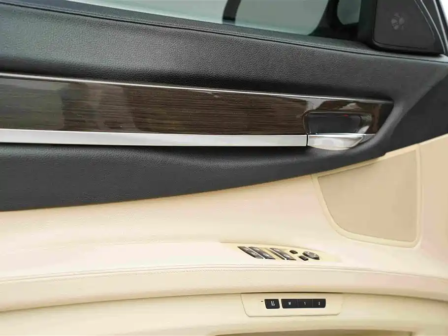 BMW 7 Series — миниатюра 18