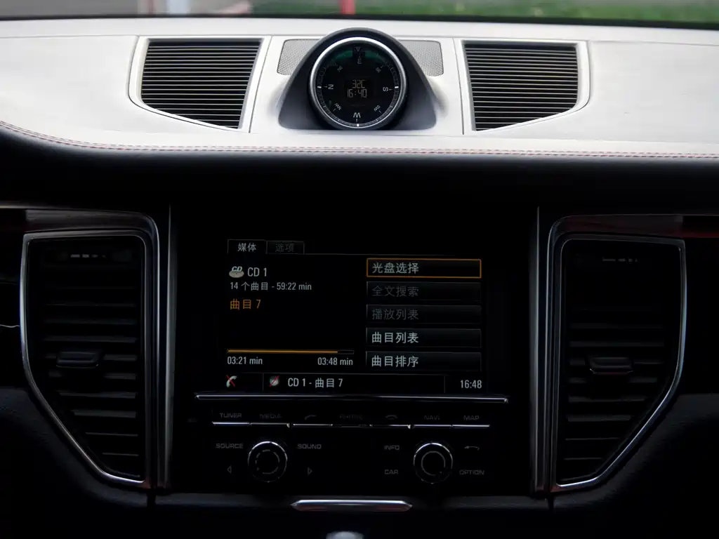 Porsche Macan — миниатюра 11